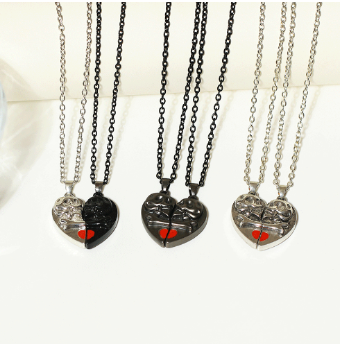 Punk Retro Skull Pendant Halloween Necklace Heart-shaped Magnetic Stitching Love Skull Couple Necklace